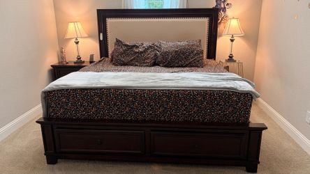 Beautiful Wooden Storage Bed Frame w/ Nailhead Trim Headboard & Footboard Drawers