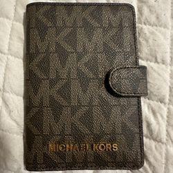 Porta Pasaporte Michael Kors.
