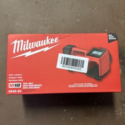 Milwaukee M18 18-Volt Lithium-Ion Cordless Electric Portable Inflator (Tool-Only)