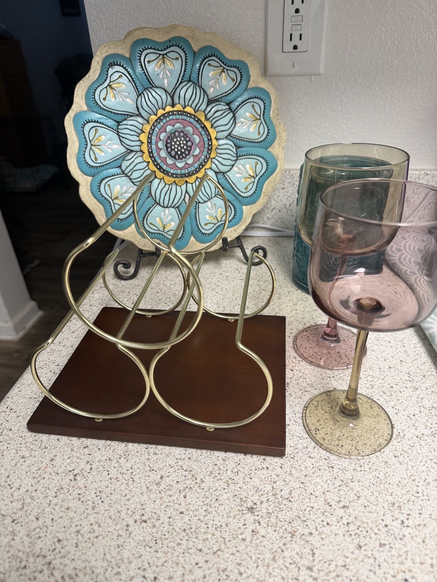 Wine rack with 2 wine glasses