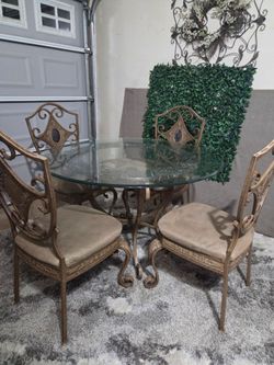 Beveled Glass Round Top DentteTable set with its 4 Chairs ***Delivery Is Available ***
