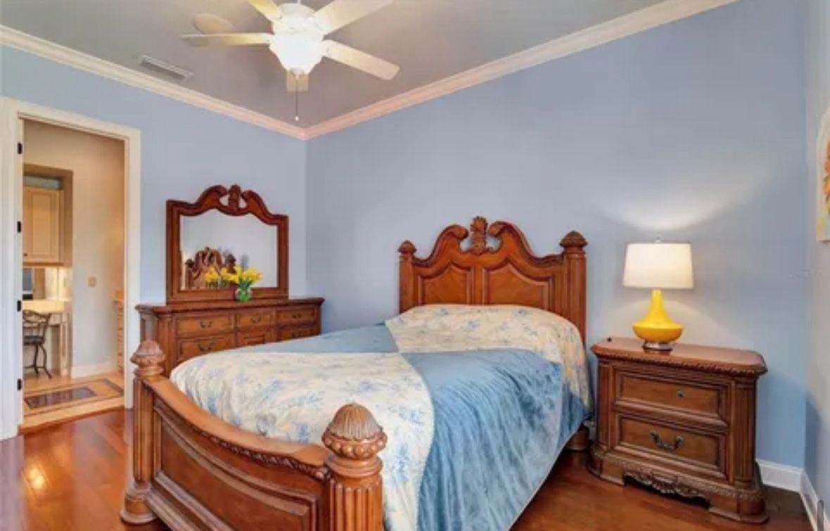 American Drew Queen Bedroom Set (Queen Frame, Dresser and Mirror, 1 end table.