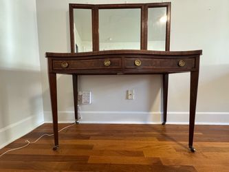 Royal Furniture Co Beautiful vintage mahogany dressing table and mirror