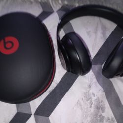 Beats Studio Pro ( Black ) With Case 