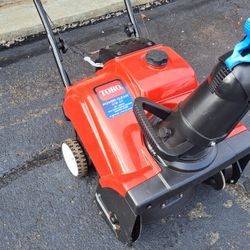 For Sale:Toro Power Clear 518 ZE 4-Stroke Snow Blower single-stage, Electric Start $450 