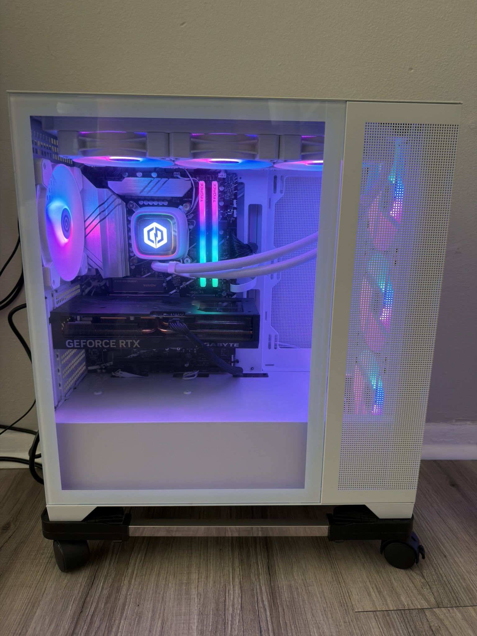 CyberPowerPC Gaming PC – i9 / RTX 4070 Ti SUPER / 64 GB RAM / 2 TB SSD / White