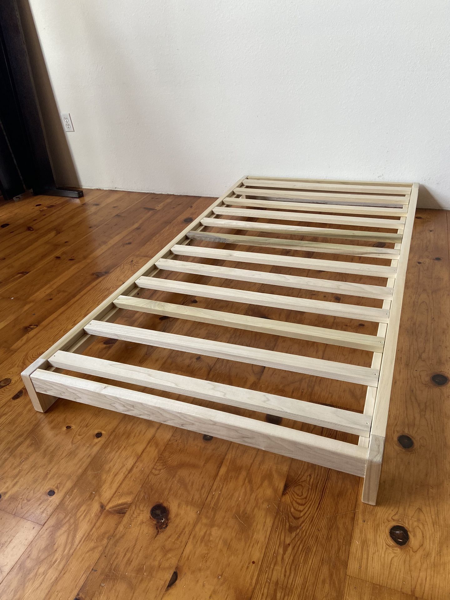 Twin Platform Wood Bed Frame ( Deliver )