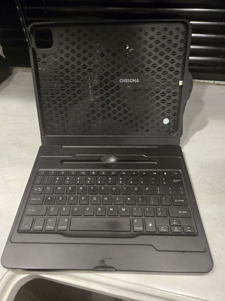 Chesona IPad Hard Case W/ Keyboard