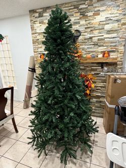 7 Foot Christmas Tree Three-Piece. Árbol De Navidad De Tres Piezas De 7 Pies