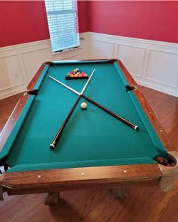 Pool Table  7 ft with Cues (Balls Not included)
