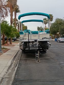 2006 24 Foot Pontoon