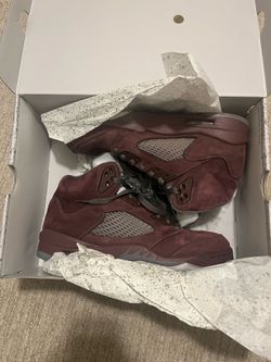 Jordan 5 retro burgundy 2023 size M 9.5