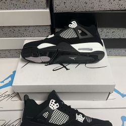 Air Jordan 4 Retro White Thunder !! Size 12!