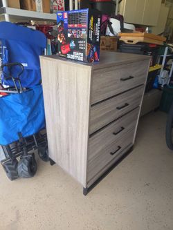 4-Drawer Dresser with Metal Legs