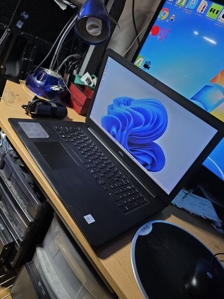 Dell 17 Laptop i7-1065G7-10TH-Gen. 16GB Ram 512GB SSD  
