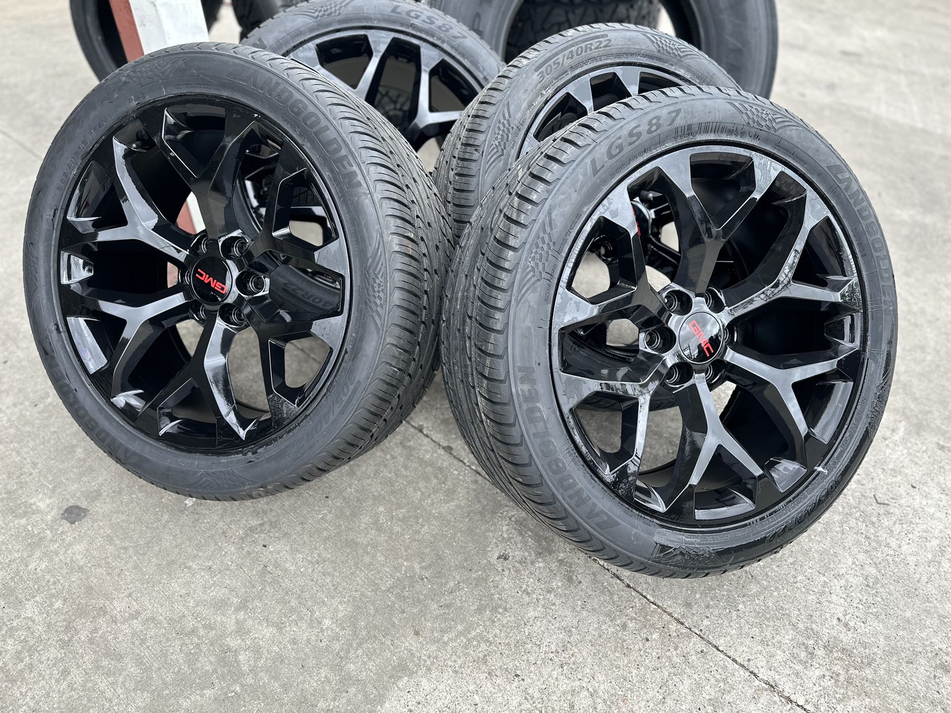22” Snowflakke Gloss Black With Tires