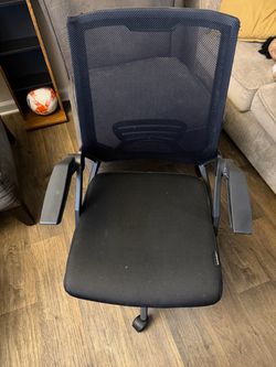 Black Mesh Office Chair with Armrests