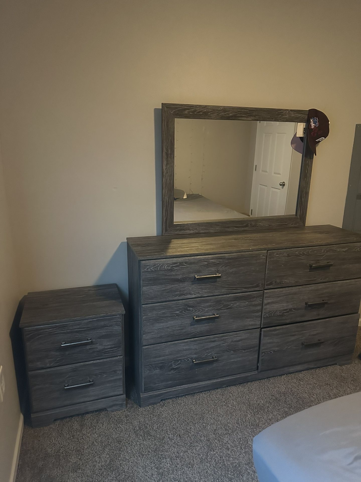 Dresser w/ nightstand 
