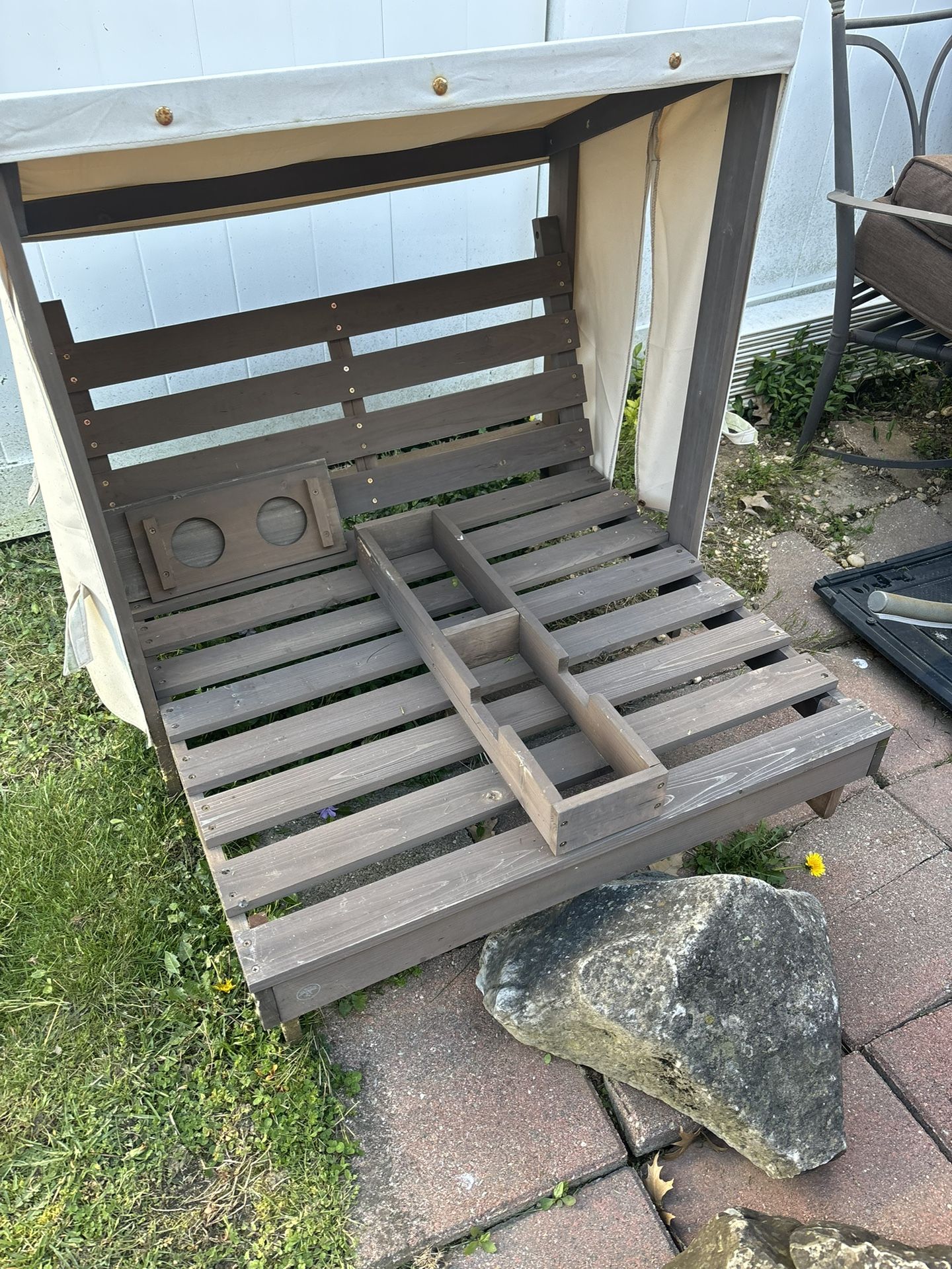 Children’s Outdoor Pool Cabana With Shade Covering