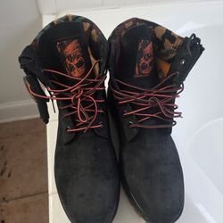 This is a Timberland 6 Inch Heritage Warm Lined Boot in the Black Camo colorway. 