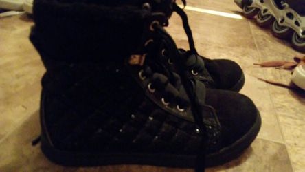 Black furry boots size 4