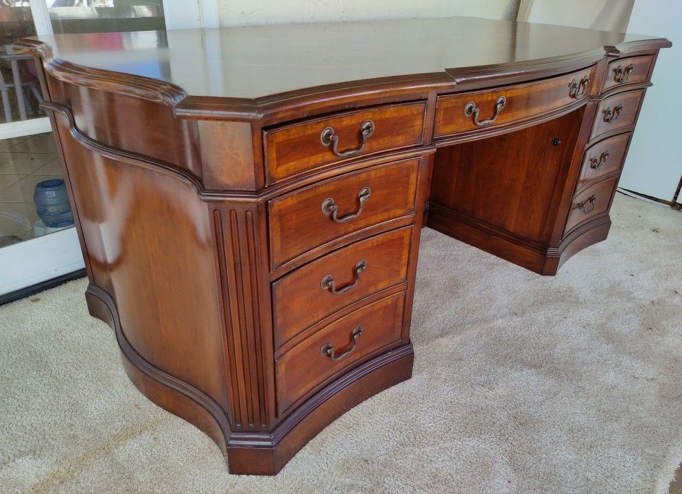 Restored Early 2000s Mahogany Veneer Executive Desk