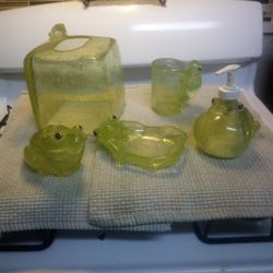 Vintage Lucite Green Frogs 5 Pc Set
