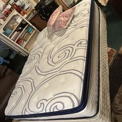 ✅ $325/$380 ♥️❤️♥️ Beautiful queen size mattress and box spring- this mattress is so very comfortable-- ($325 for just the mattress or $380 if you wan