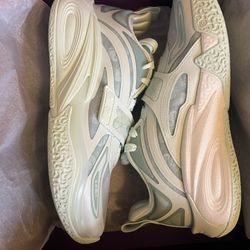 KYRIE Bastkeball Shoes Size 8