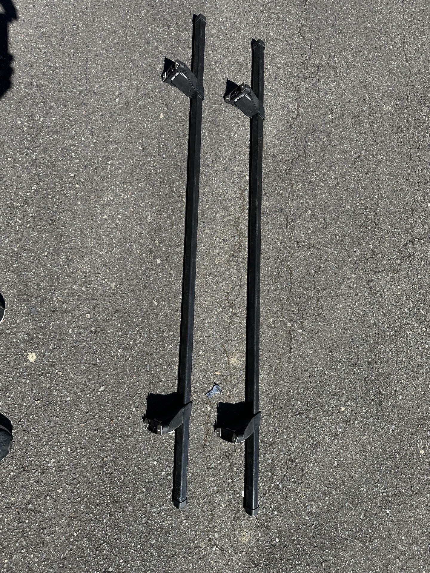 Thule Cross Bars With Locking Feet
