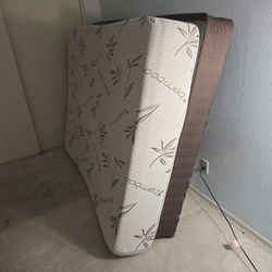 Queen Sized Mattress 12 Inch Memory Foam & Box Spring Good Condition