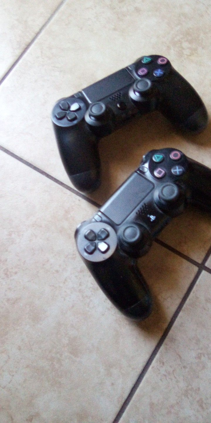 2 PS4 Controller Good Condition