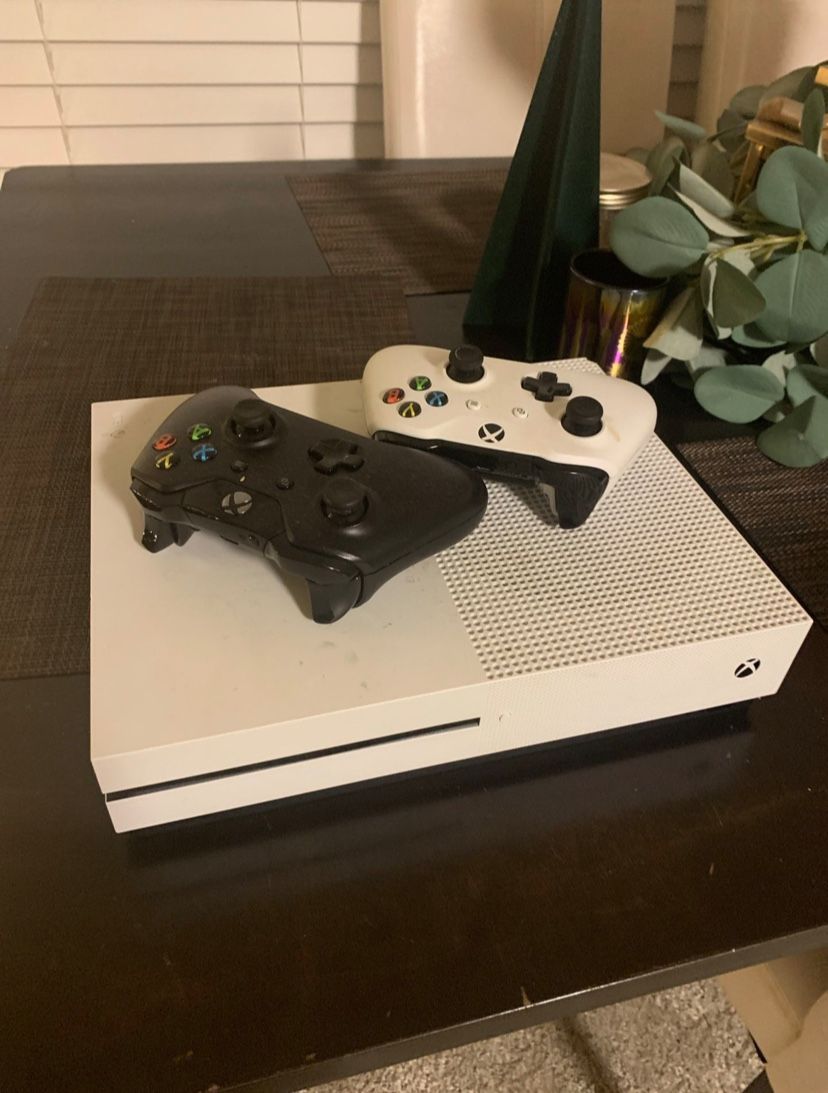 Xbox One S Bundle – 2 Controllers + Rechargeable Battery – Great Condition