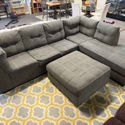 Sectional couch with sofa sleeper
