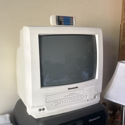 13”  Retro Panasonic  Omnivision VHS TV with remote