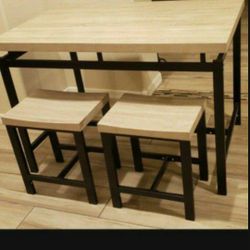 Table W/2 Stools Regular Size 