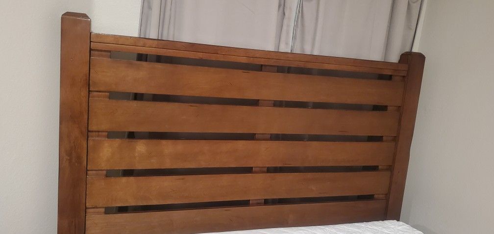 Queen Wood Slat Bed With Mattress