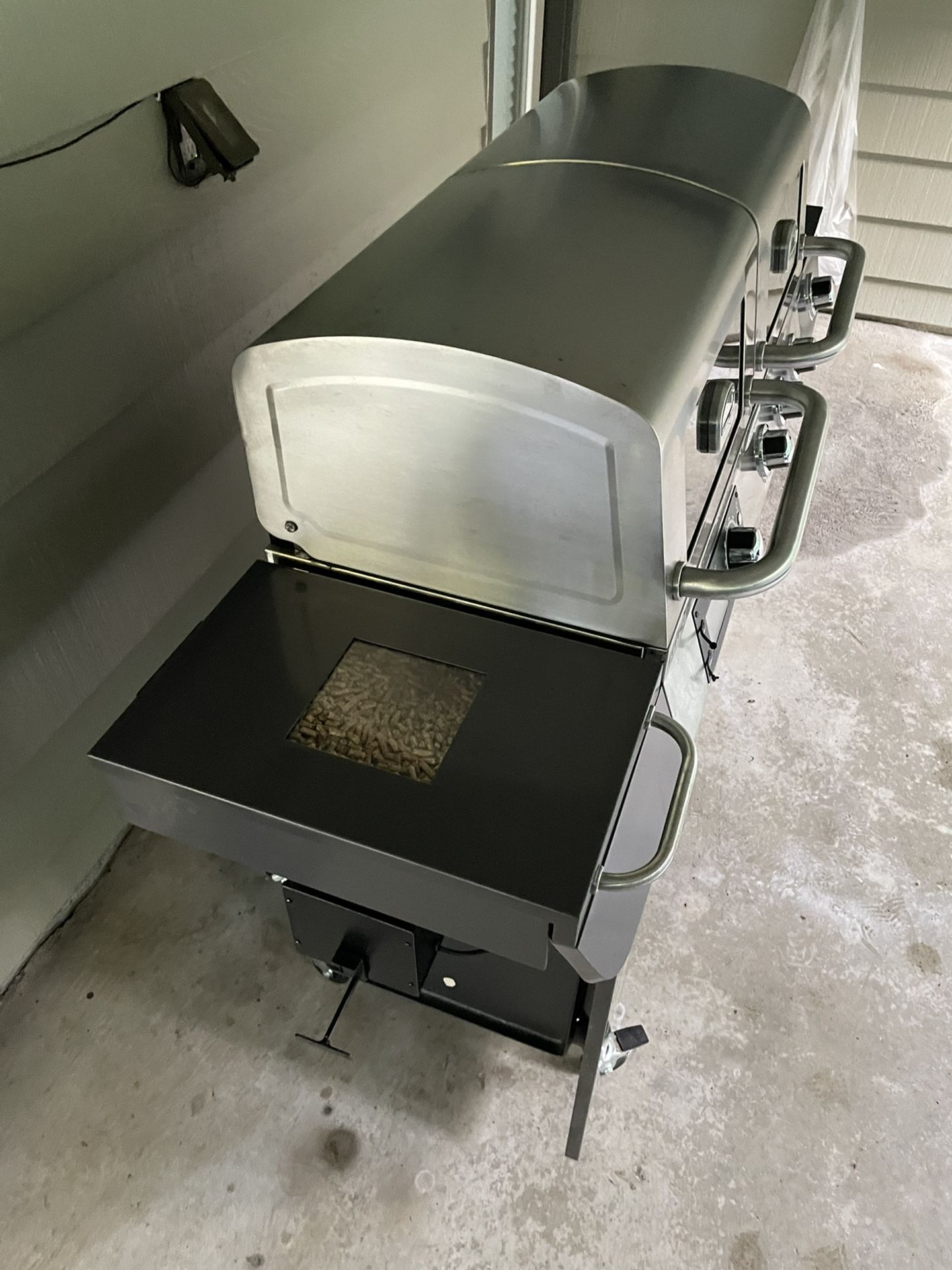 Cuisinart Twin Oaks Pellet & Gas Grill With Cuisinart Cover, Utensils