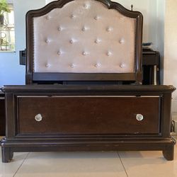 **Diamond Accent Wood Girl Twin Bed Set w/ Mirror Dresser and Powered Night Table**
