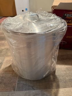 Deep fry pot with lid and lift hook