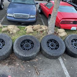 Nitto Ridge Grappler 35x12.50R17 LT with Razr at maxis tires