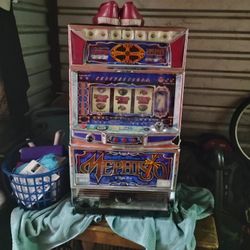 Japanese Type C Rare Slot Machine $50 Turns On Don't Know Much About It Has Tokens Too