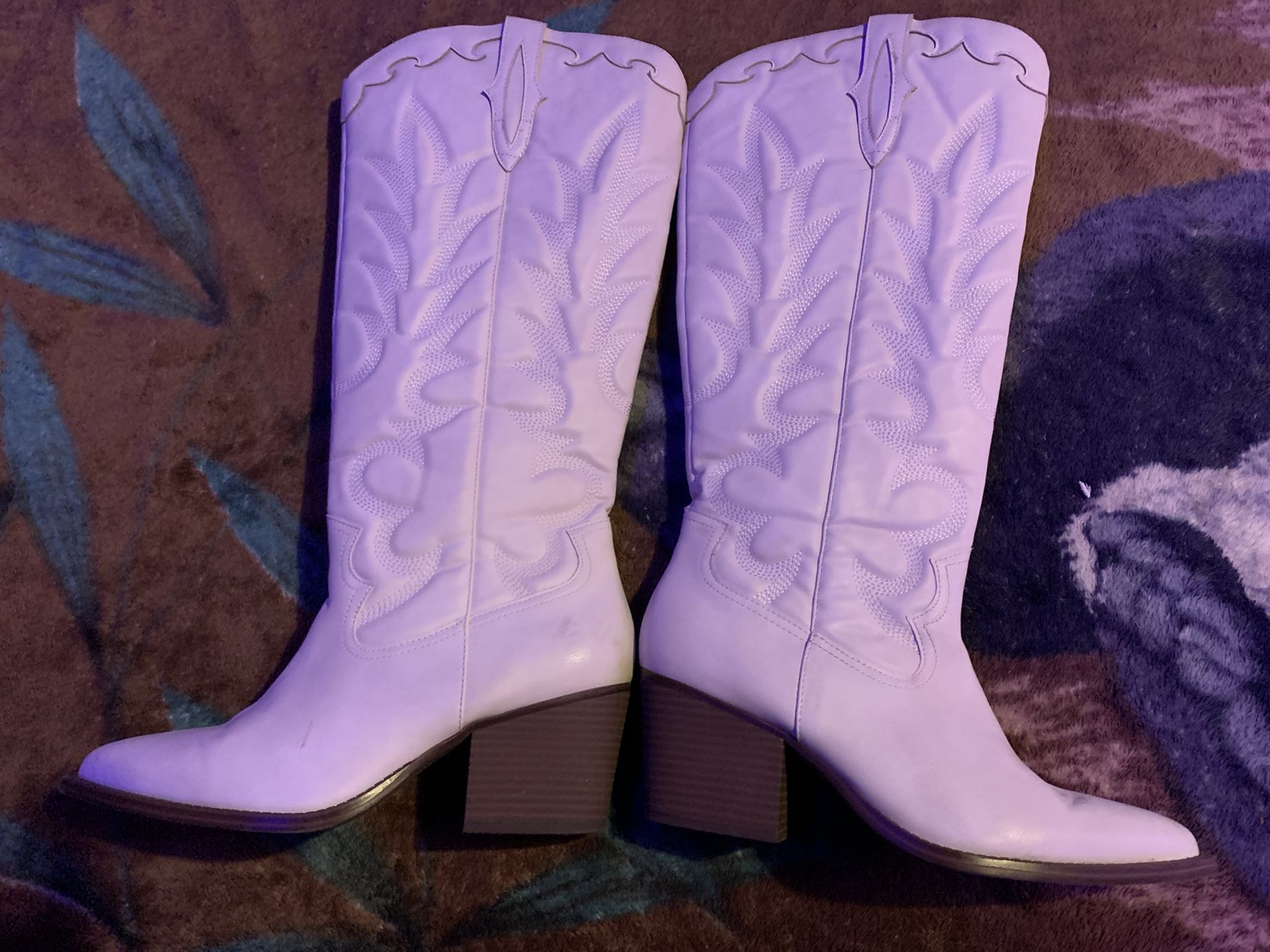 “Crown Vintage” White Cowgirl boots