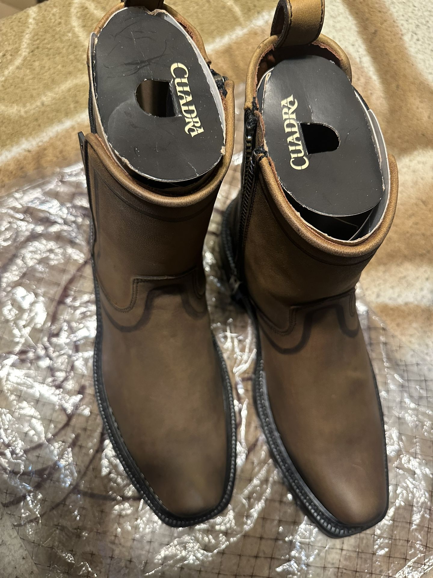 BOTAS CUADRA COLOR CAFÉ CON ACABADO MATE Y SUELA DE GOMA