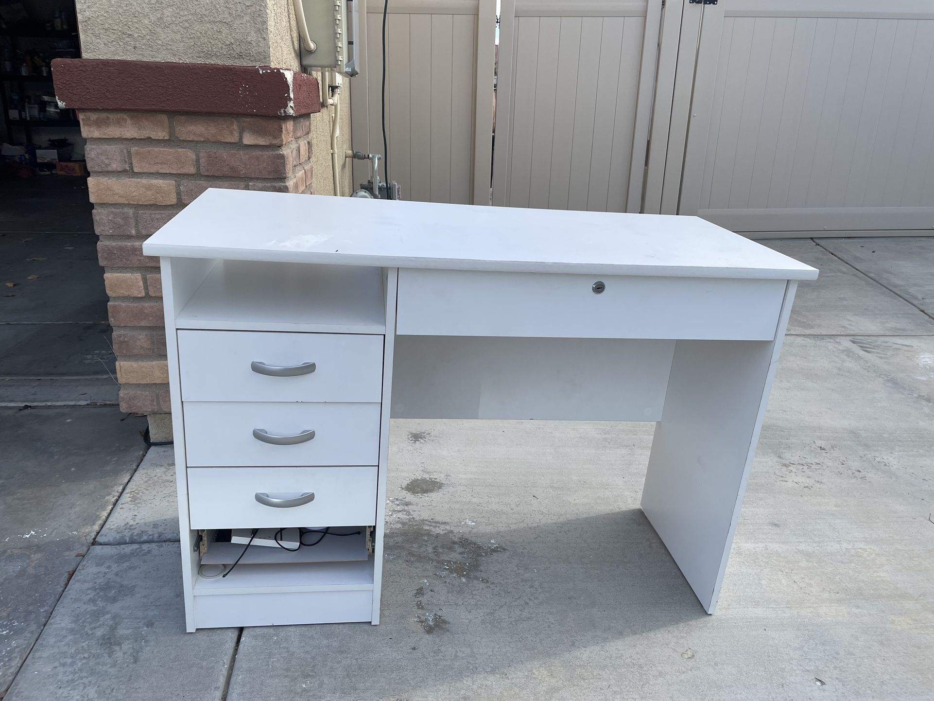 Free White Desk for Sale in Beaumont, CA OfferUp