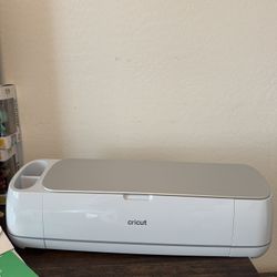 Cricut Maker 3 + Essentials Bundle – Like New (Bought Feb 2025)