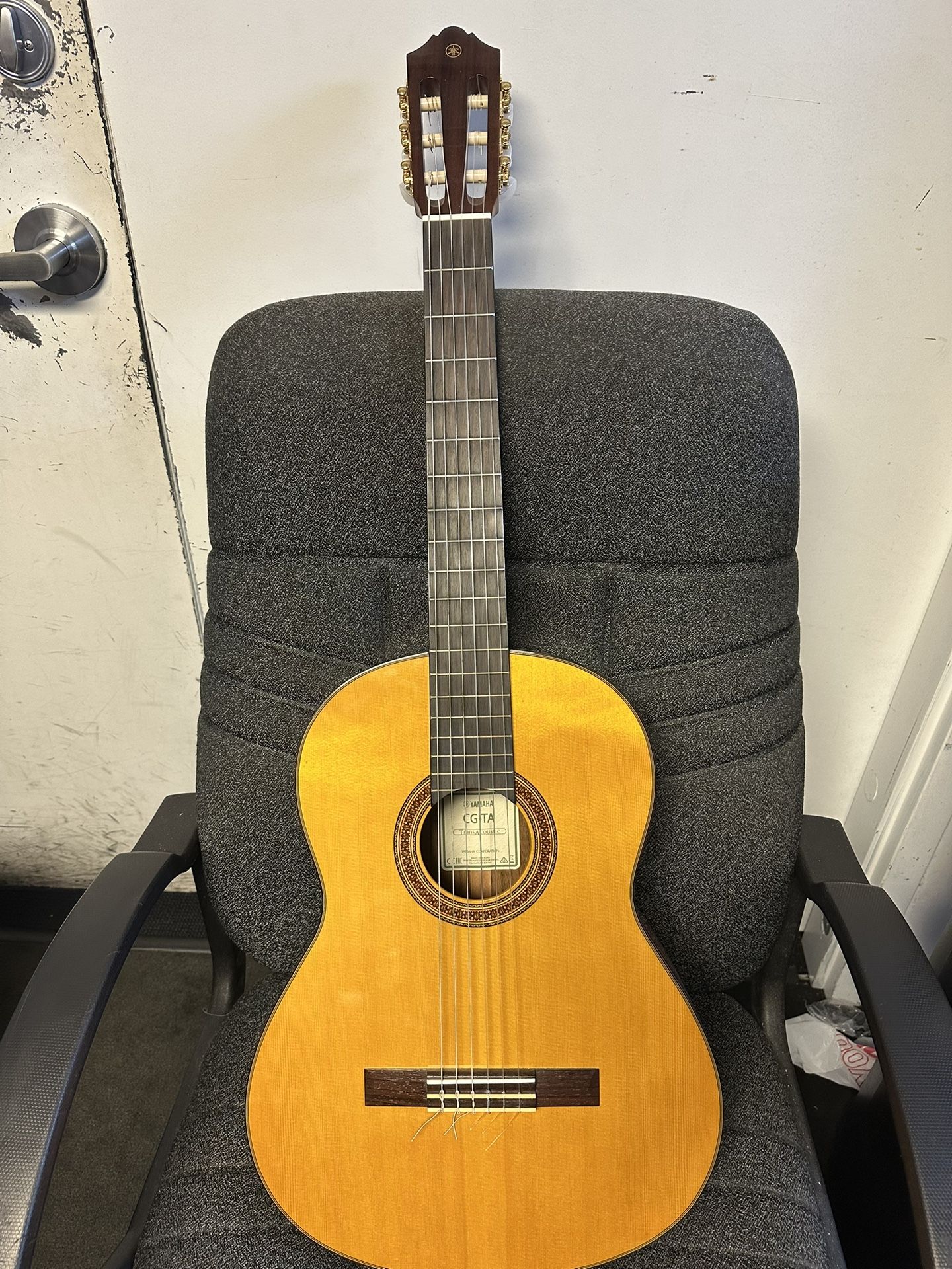Yamaha CG-TA Transacoustic Classical Guitar W Case 