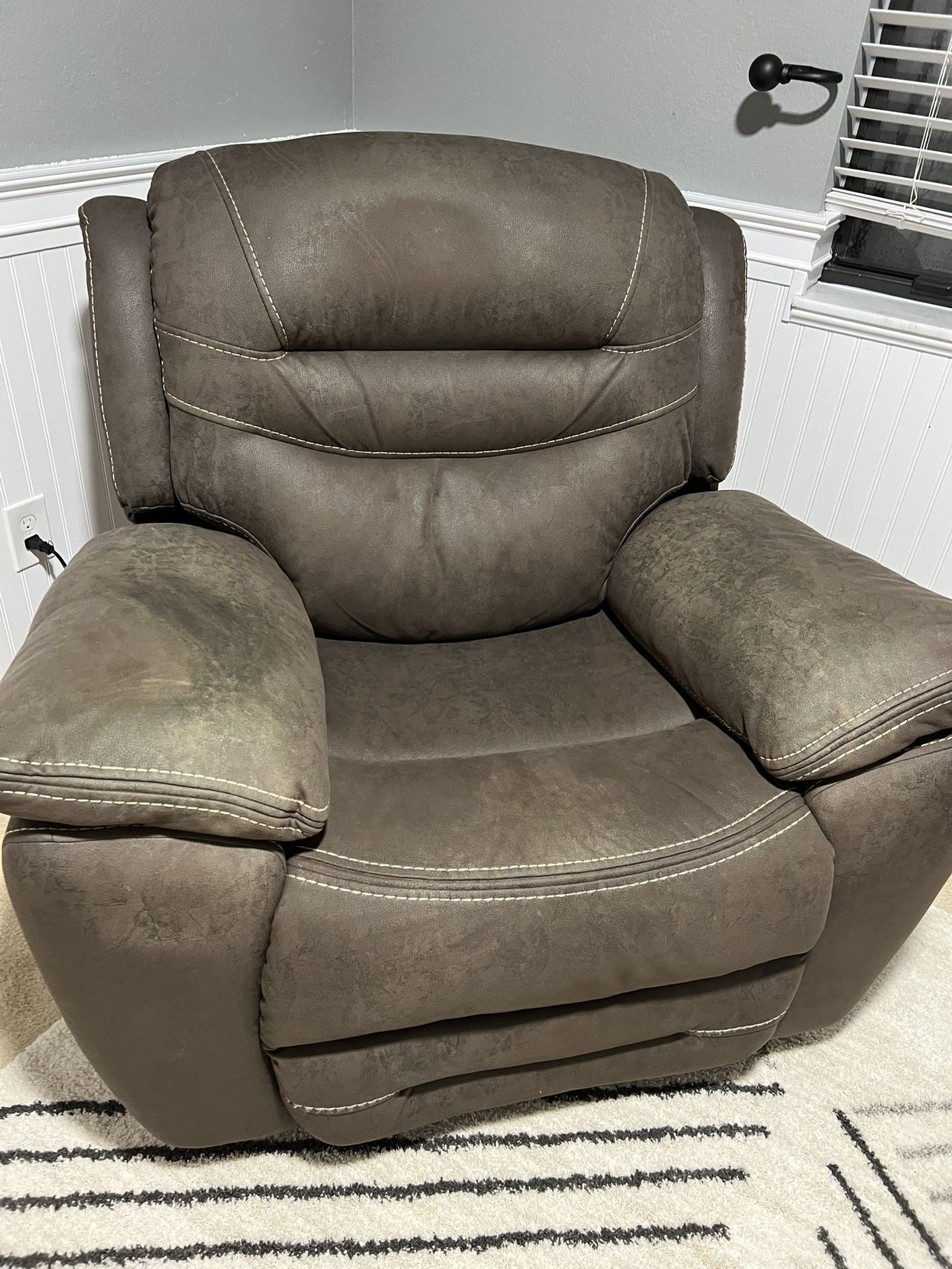 Power Recliner - Large Comfy Non-Smoking Home