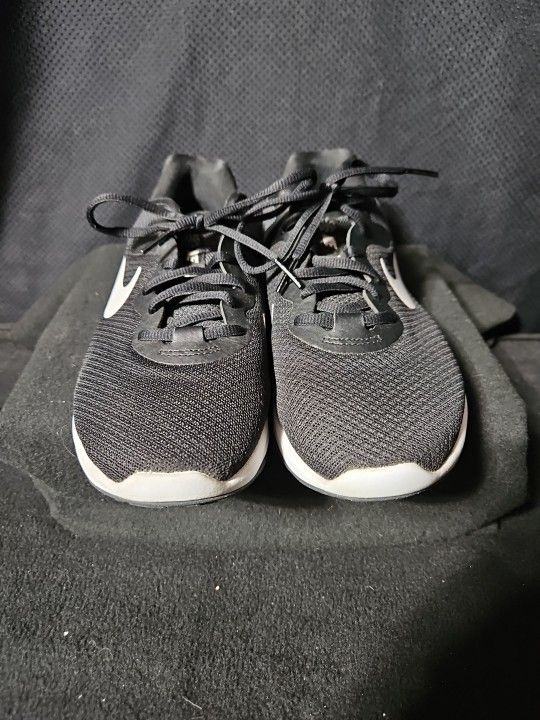 Nike Revolution Womens Running Shoes Black/White Size 8