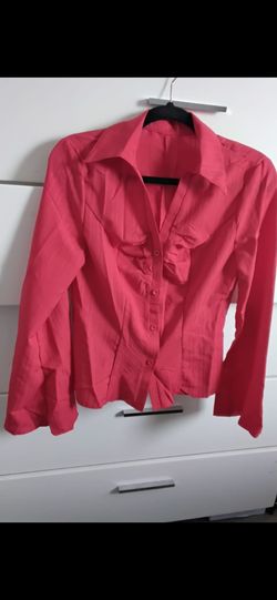 Buscas una blusa casual y elegante en rojo?